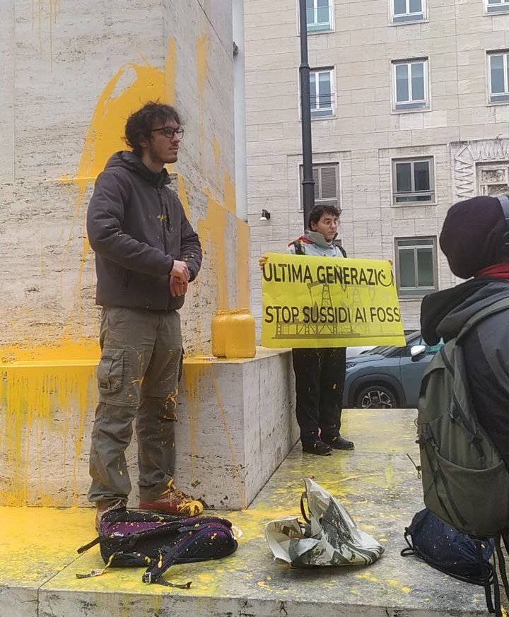 Ultima Generazione imbratta il Dito di Cattelan