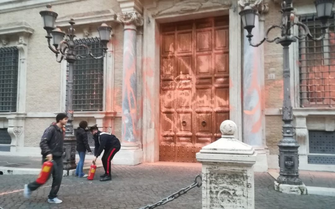 Imbrattamento di Palazzo Madama, sede del Senato italiano