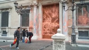 Ultima Generazione imbratta Palazzo Madama come protesta