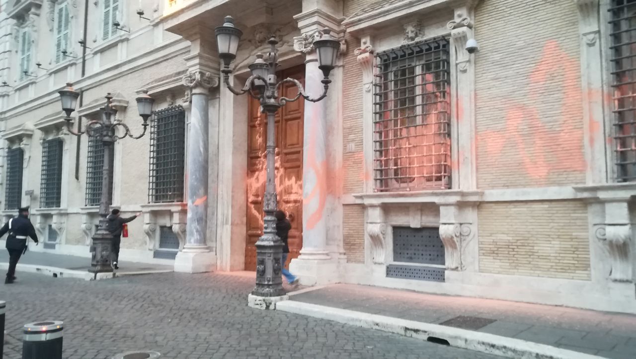 Ultima Generazione imbratta Palazzo Madama come protesta