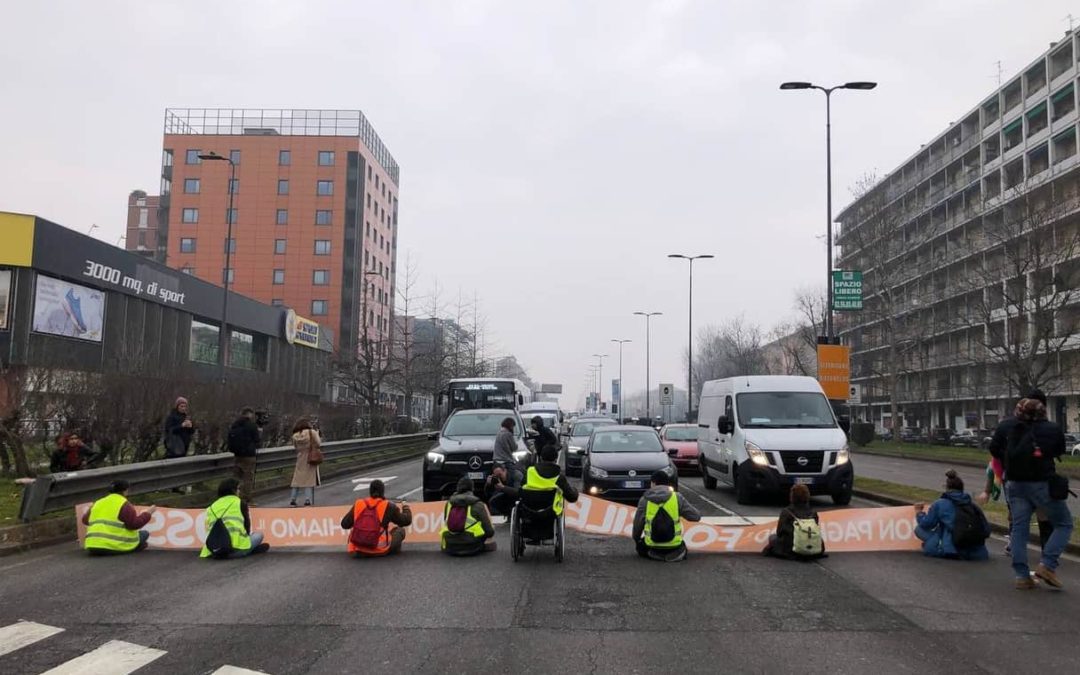 Blocco stradale in via Palmanova a Milano