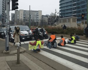 Ultima Generazione blocco stradale per protesta contro i combustibili fossili