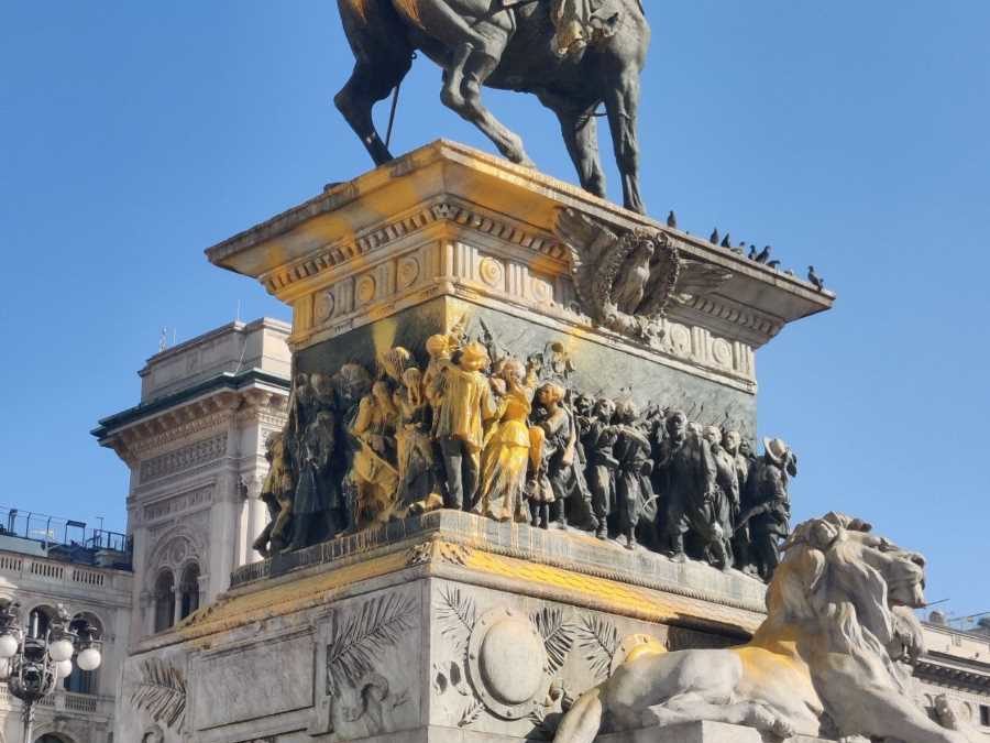 Vernice sulla statua di Vittorio Emanuele II a Milano