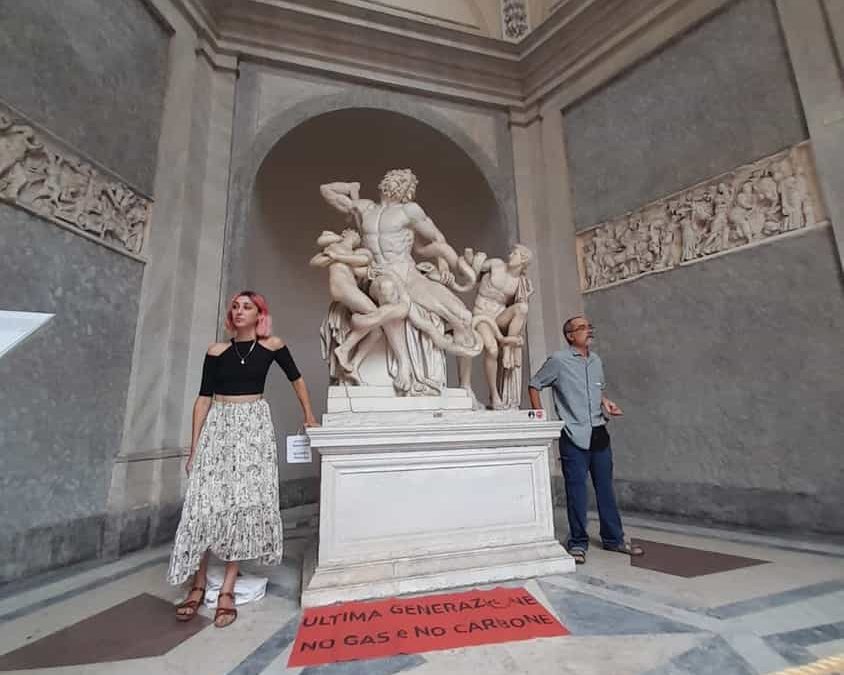 Colla sul basamento del Laocoonte ai Musei Vaticani