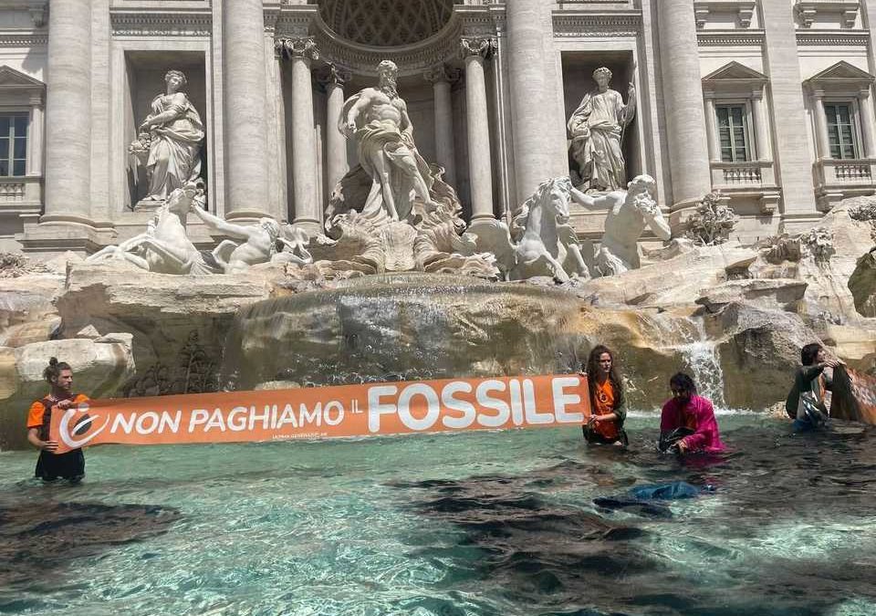 Carbone vegetale nella Fontana di Trevi a Roma