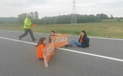 Blocco al Giro d’Italia. In tre legati alle caviglie e con striscioni in mano, rimozione violenta della “sicurezza”