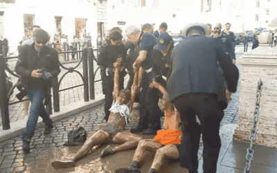 Fango davanti al Senato – Violento intervento delle FF.OO. e arriva l’ambulanza