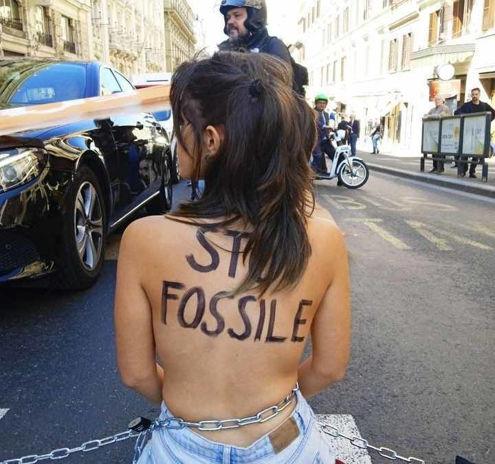 Blocco stradale a seno nudo per denunciare l’oscenità del Governo