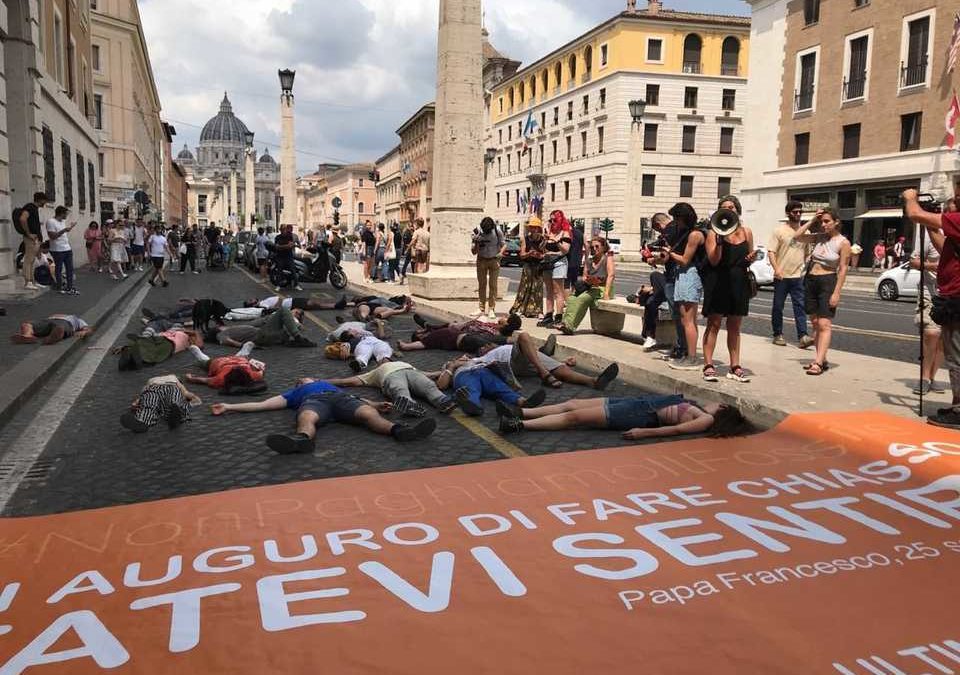 Die-in davanti al Vaticano in solidarietà a Ester e Guido