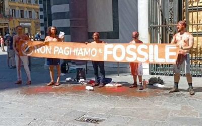 Cittadini si versano salsa di pomodoro addosso davanti al Battistero di Firenze