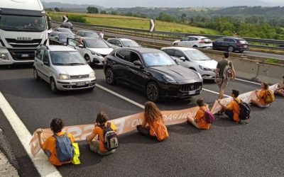 Bloccata l’A1: cittadini in manette per chiedere lo stop dei sussidi pubblici ai combustibili fossili.