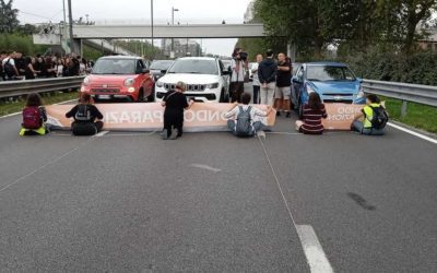 6 donne bloccano viale Fulvio Testi a Milano, una 72enne con loro
