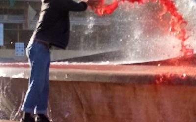 BLOCCATA  STRADA DAVANTI AL TRIBUNALE DI CATANIA,  FONTANA DELLA PROVVIDENZA COLORATA DI VERNICE