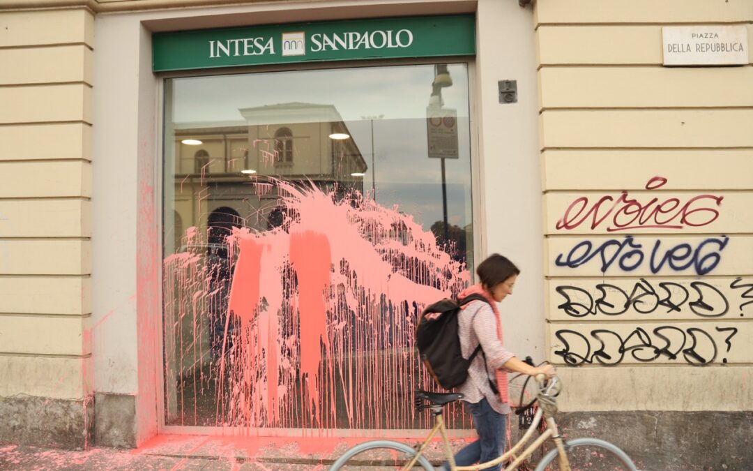 Torino, lancio di vernice sulla sede di Intesa Sanpaolo