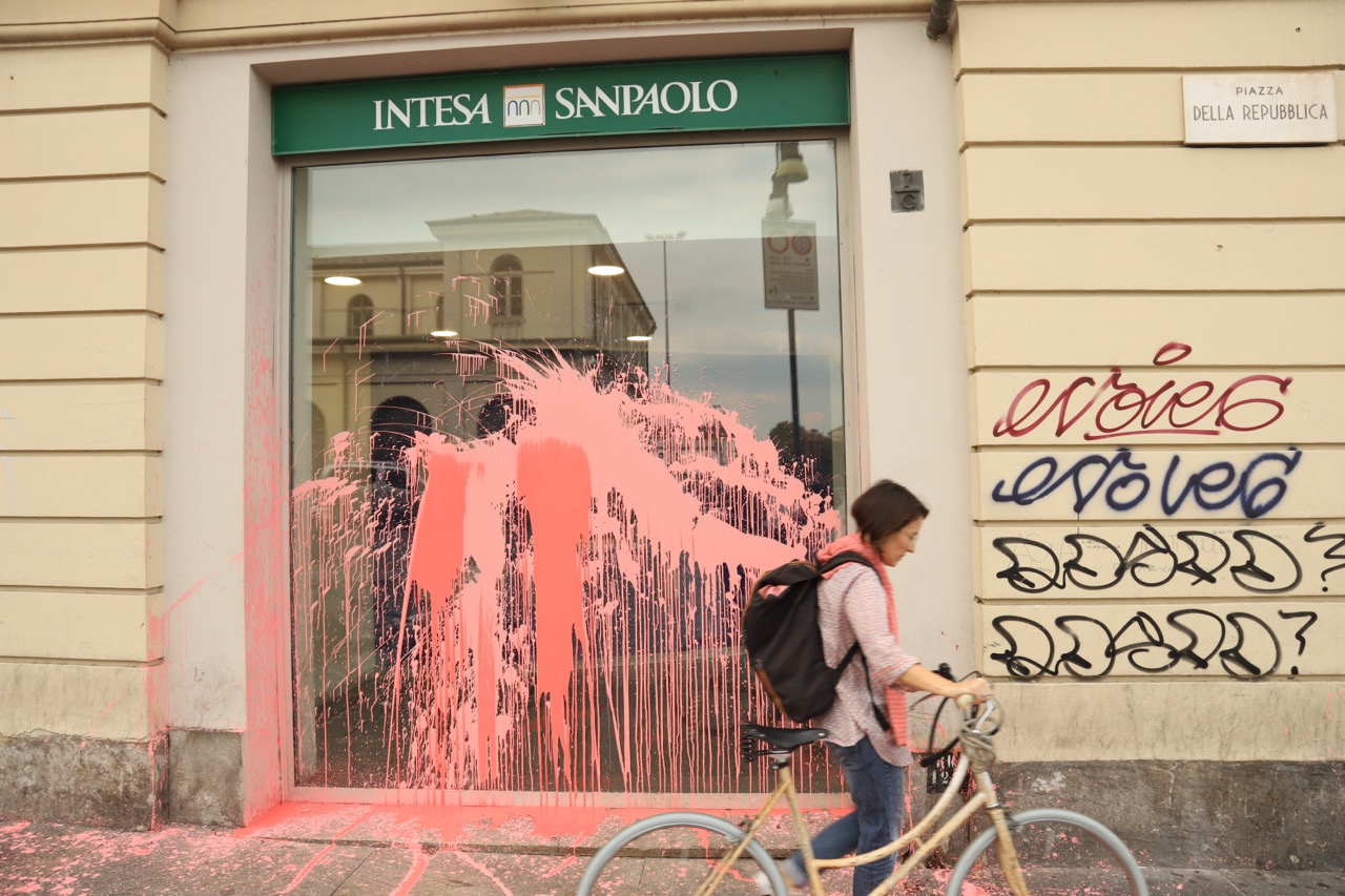 Torino, lancio di vernice sulla sede di Intesa Sanpaolo